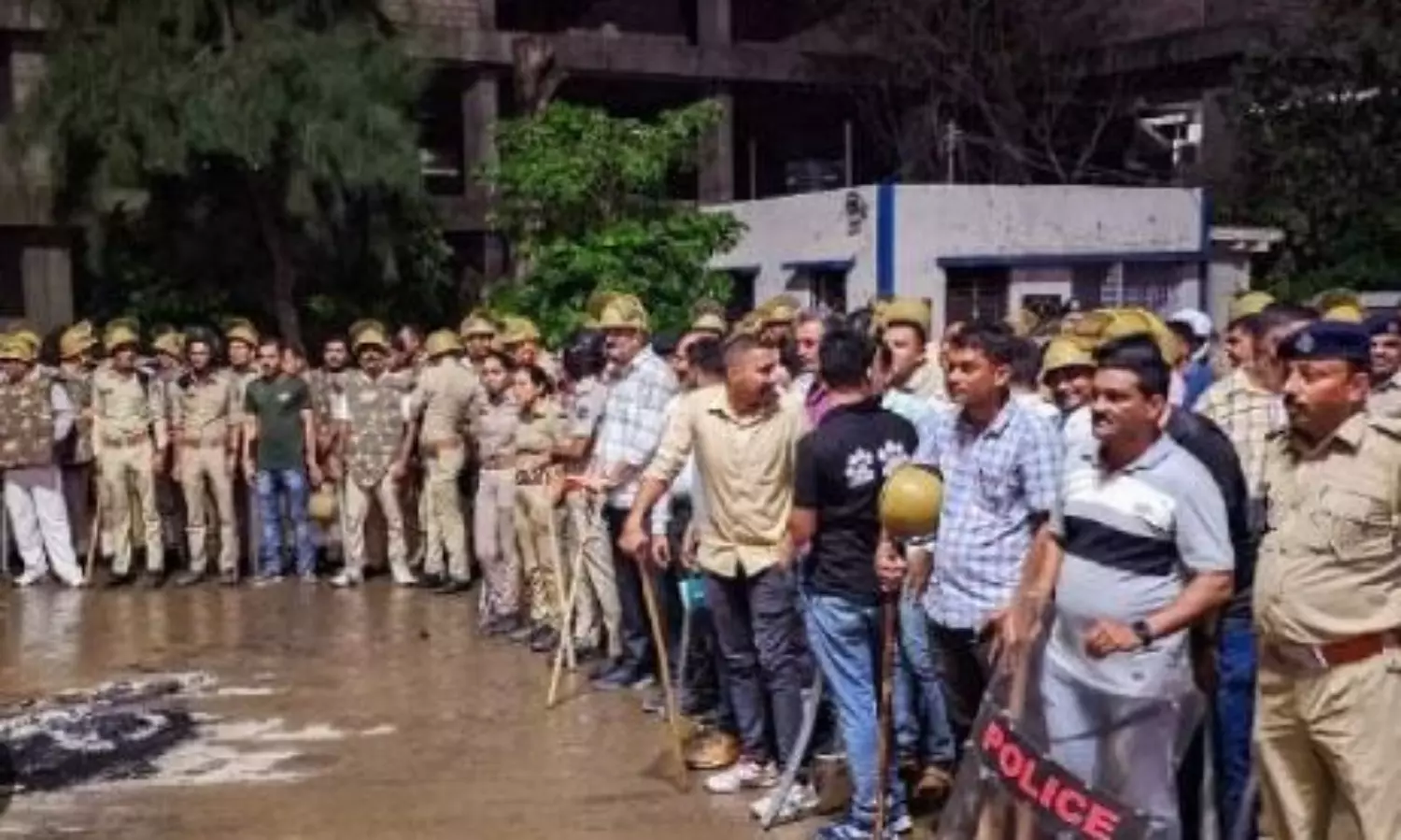 Civic body’s demolition notice of masjid triggers clash in Gujarat, one dead