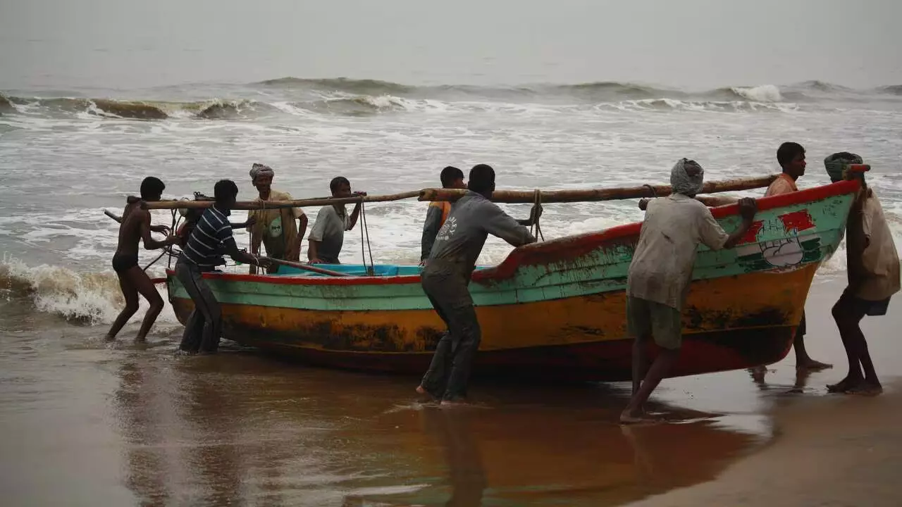 Sri Lankan Navy arrests 17 Tamil fishermen