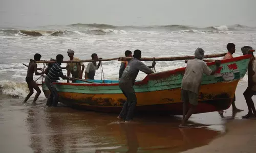 Sri Lankan Navy arrests 17 Tamil fishermen
