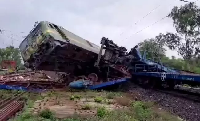 Goods Trains collide in Bengal, 13 bogies derailed Goods Trains collide in Bengal, 13 bogies derailed
