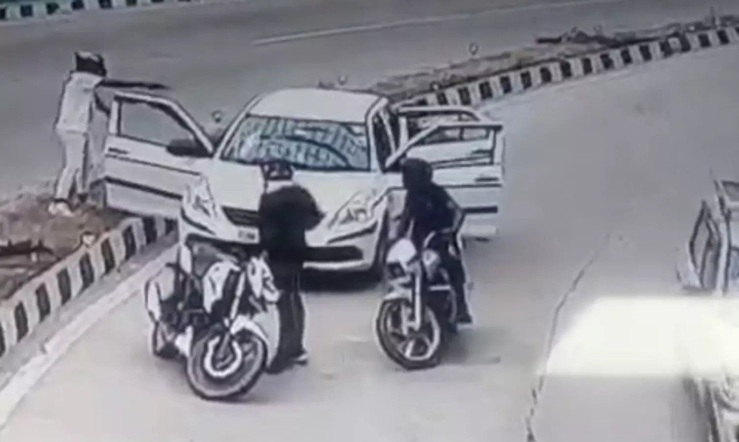 Daylight robbery at gunpoint in Delhi’s busy road: Video goes viral
