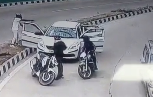 Daylight robbery at gunpoint in Delhi’s busy road: Video goes viral Daylight robbery at gunpoint in Delhi’s busy road: Video goes viral