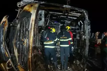 Bus catches fire on Nag-Mum Super-Expressway: at least 25 dead
