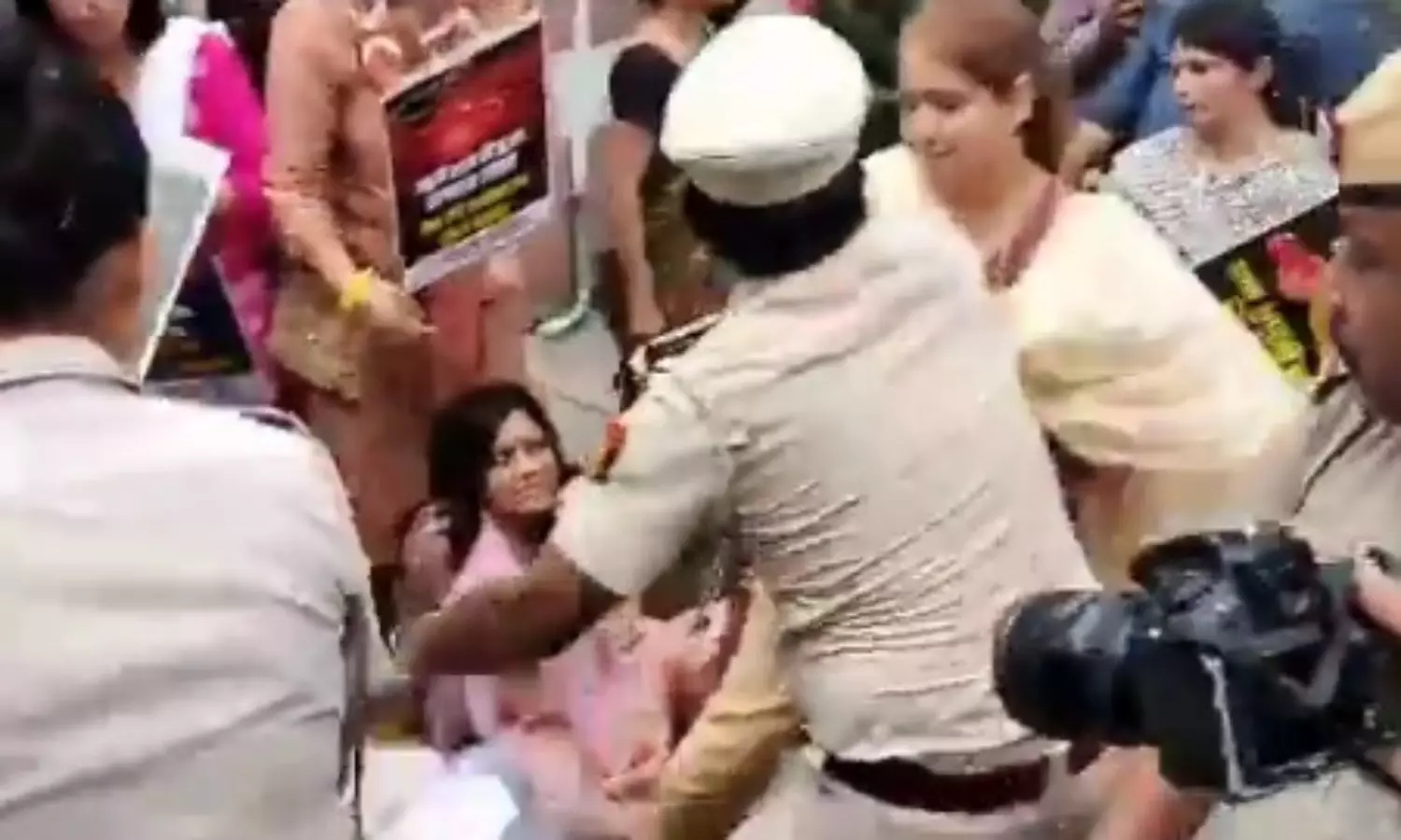 DCW condemns Delhi police manhandling of women Cong workers