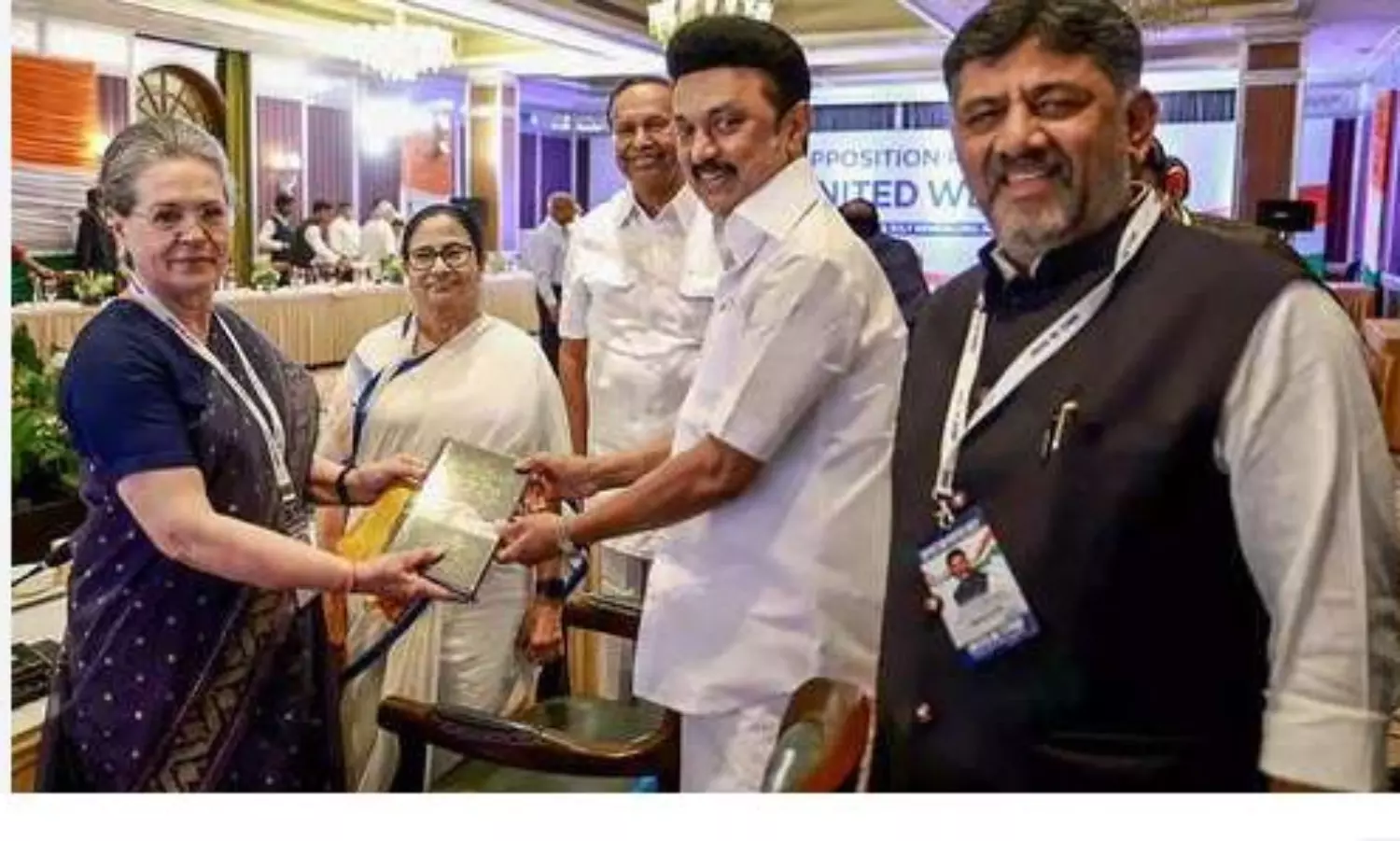 Ahead of a grand opposition meeting, leaders gather for Siddaramaiah’s dinner