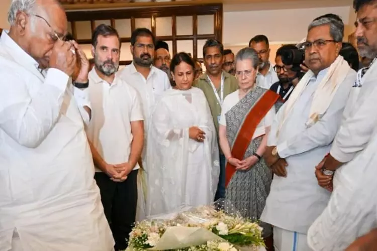 Rahul Gandhi, MK Stalin, Sonia Gandhi among others pay final tributes to Oommen Chandy