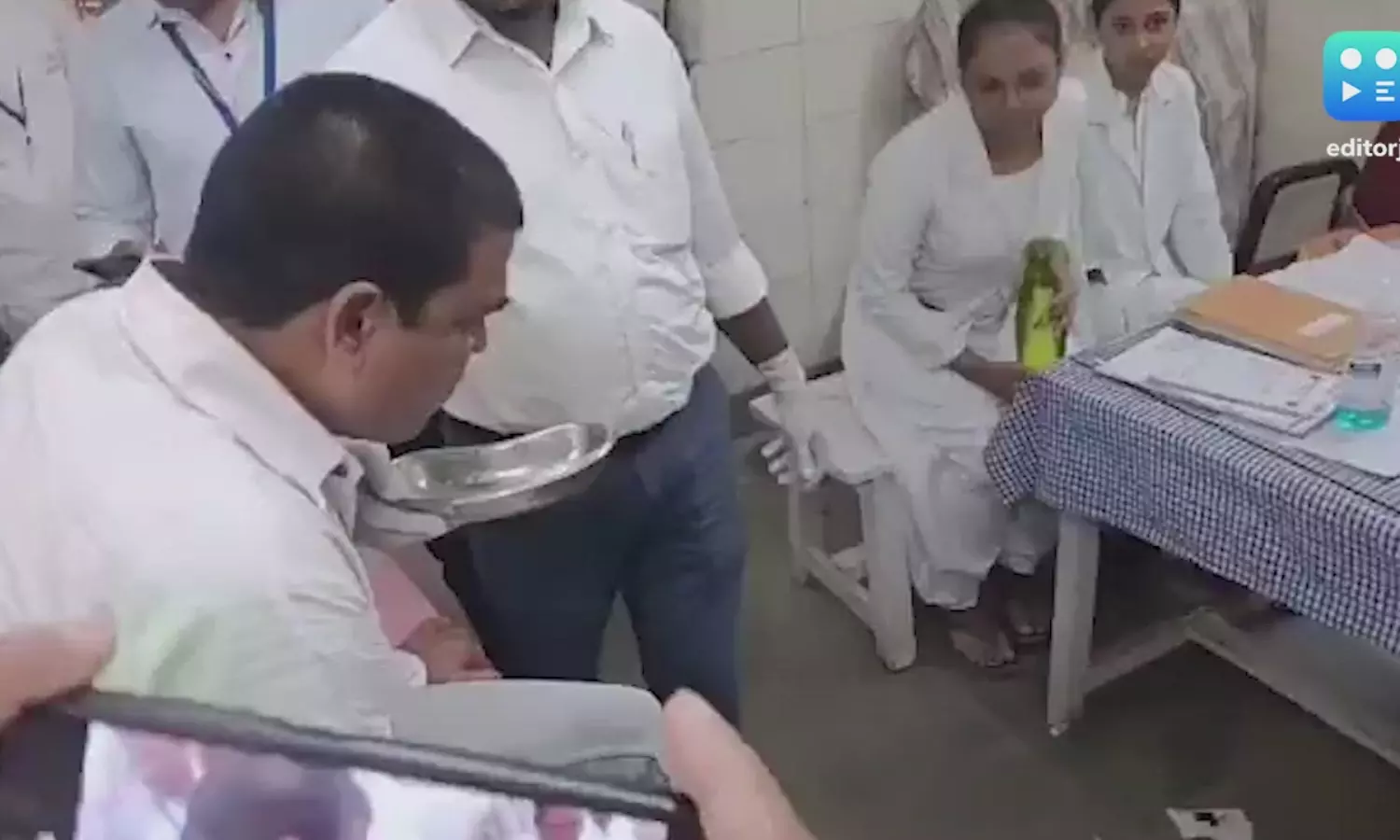 Madhya Pradesh official swallows bribe money of ₹ 5,000 after spotting police