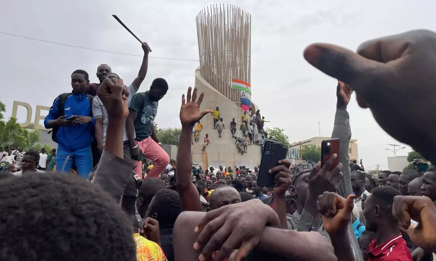 Coup in Niger against president: power impasse continues