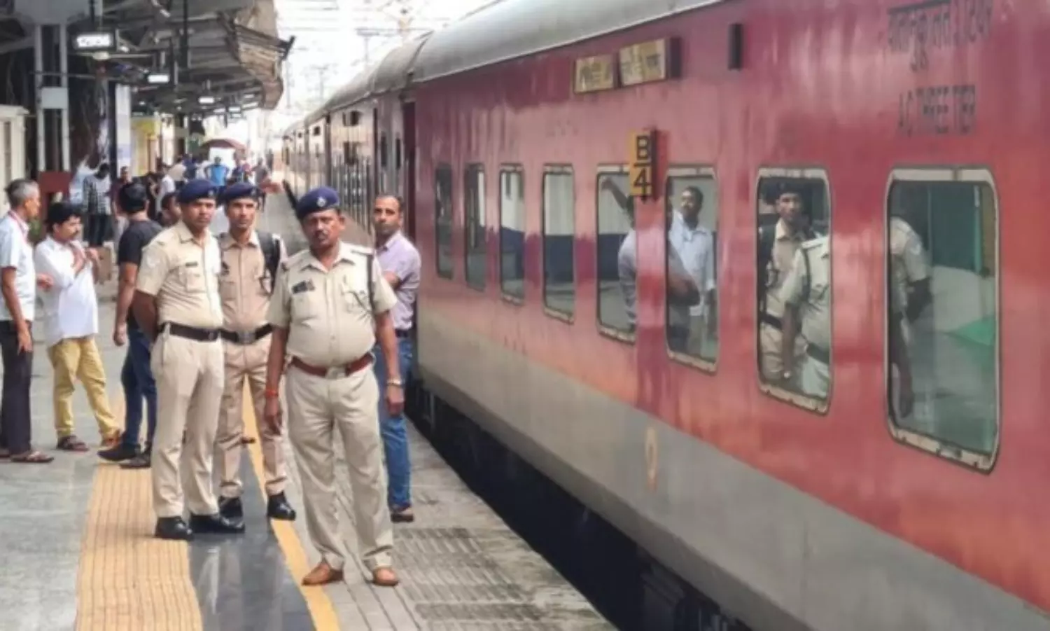 Railway Board forms high-level panel to probe Mumbai train firing incident