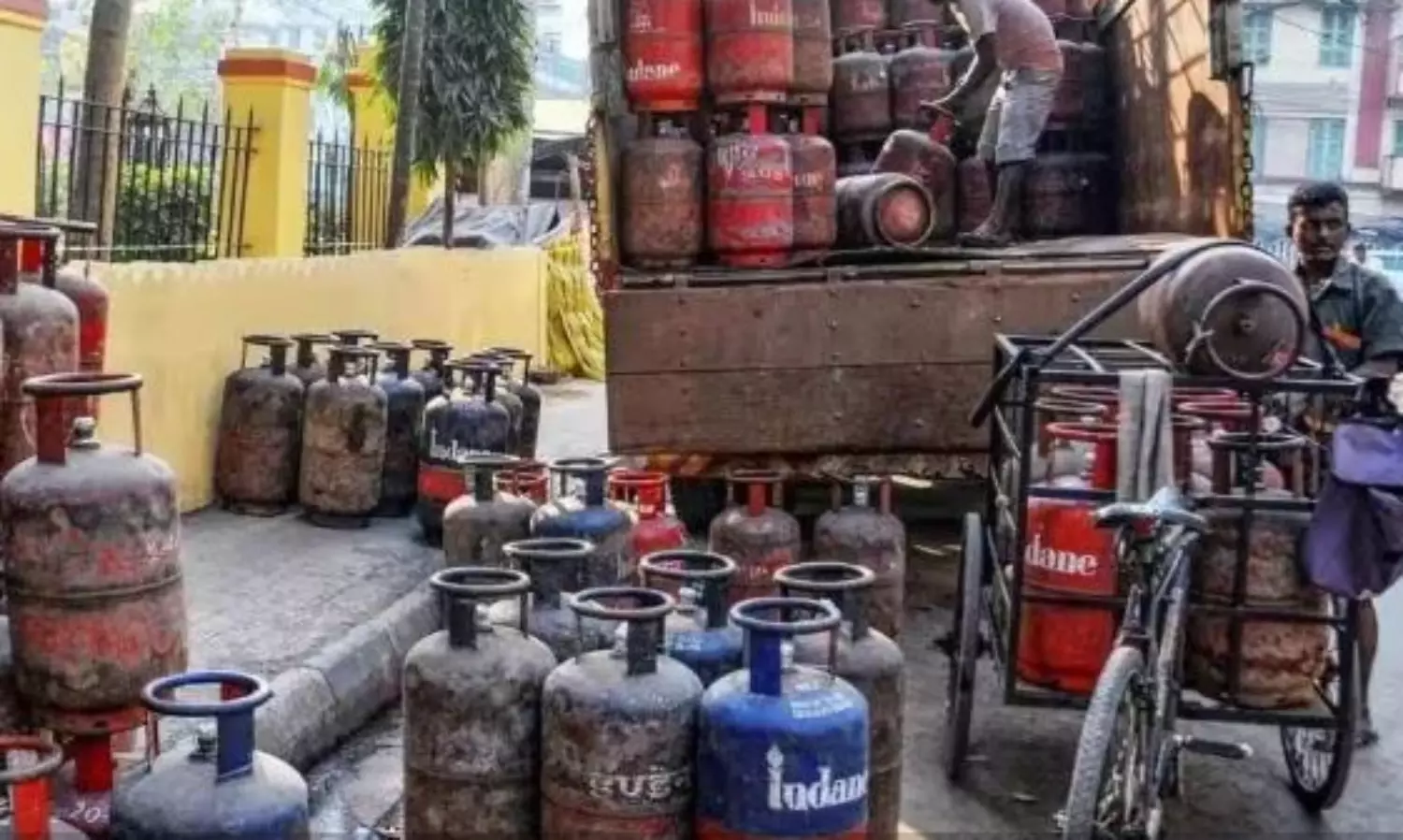 Rs 100 drop in commercial LPG, domestic gas unchanged, IOCL raises ATF prices by 8.5%
