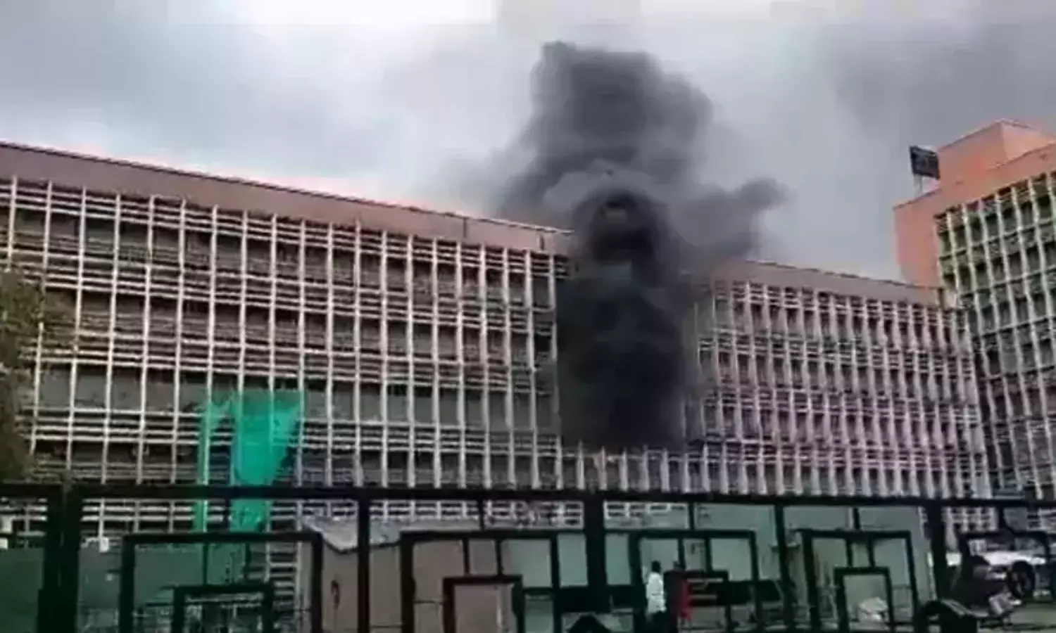 Fire breaks out in Delhi AIIMS building, 8 fire tenders rushed; No casualties