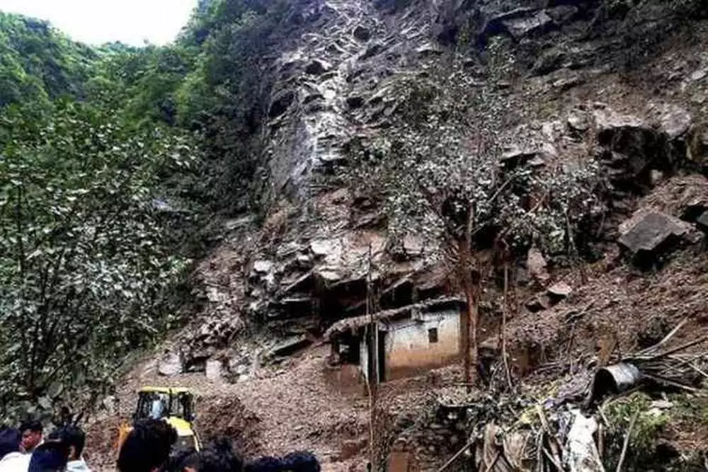 Himachal floods: Seven buried alive in mudslide