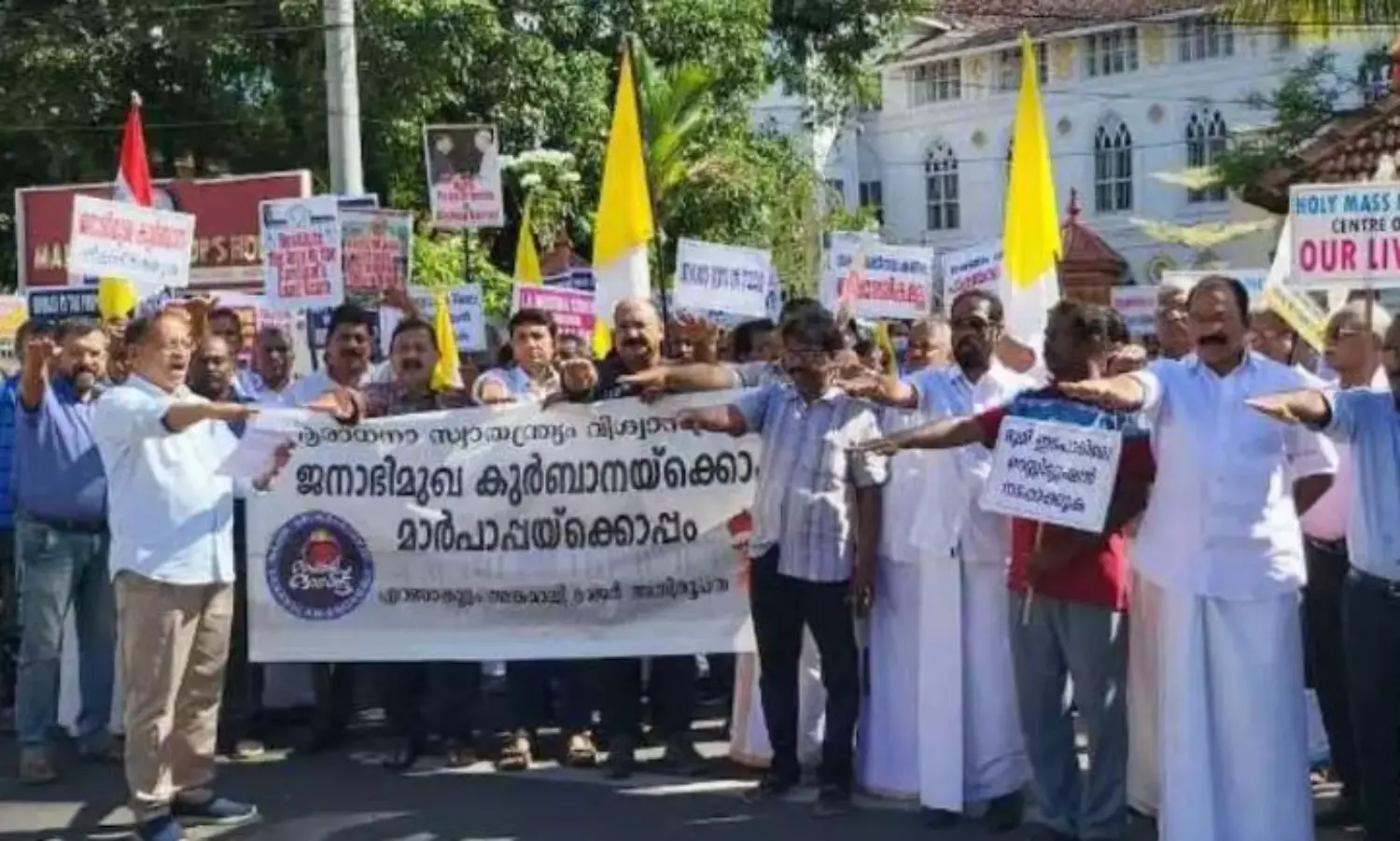 Catholics who oppose unified mass waylay Pope’s representative in Ernakulam