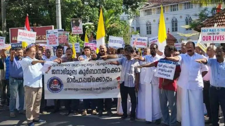 Catholics who oppose unified mass waylay Pope’s representative in Ernakulam Catholics who oppose unified mass waylay Pope’s representative in Ernakulam