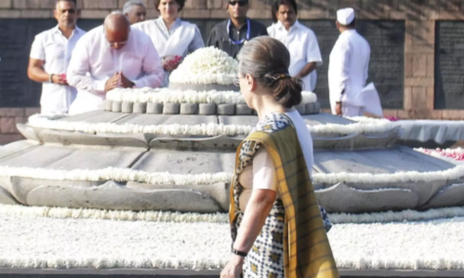 Kharge, Sonia pay homage to Rajiv Gandhi on his birth anniversary