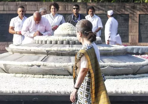 Kharge, Sonia pay homage to Rajiv Gandhi on his birth anniversary