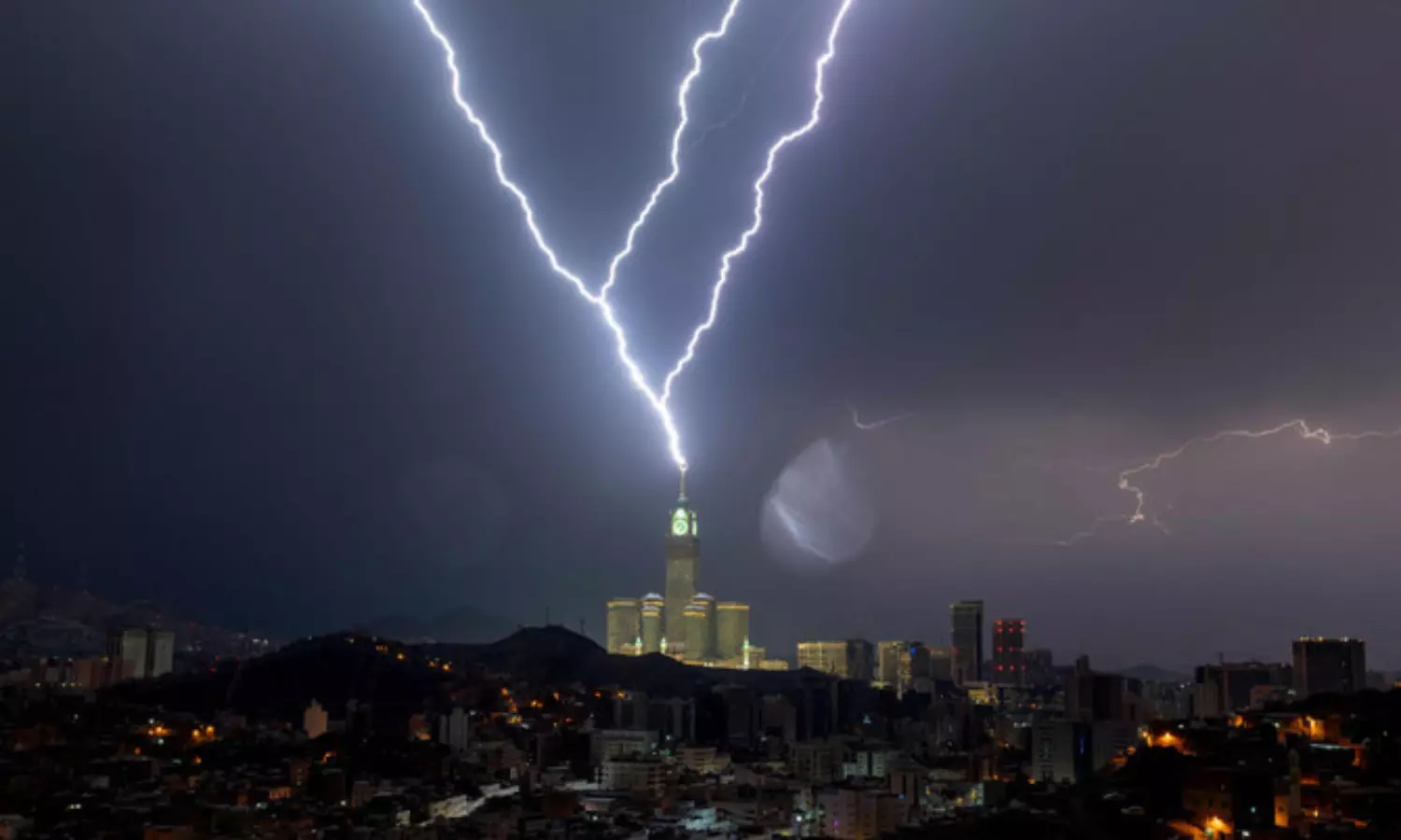 Storm batters Makkah, killing one man in flood