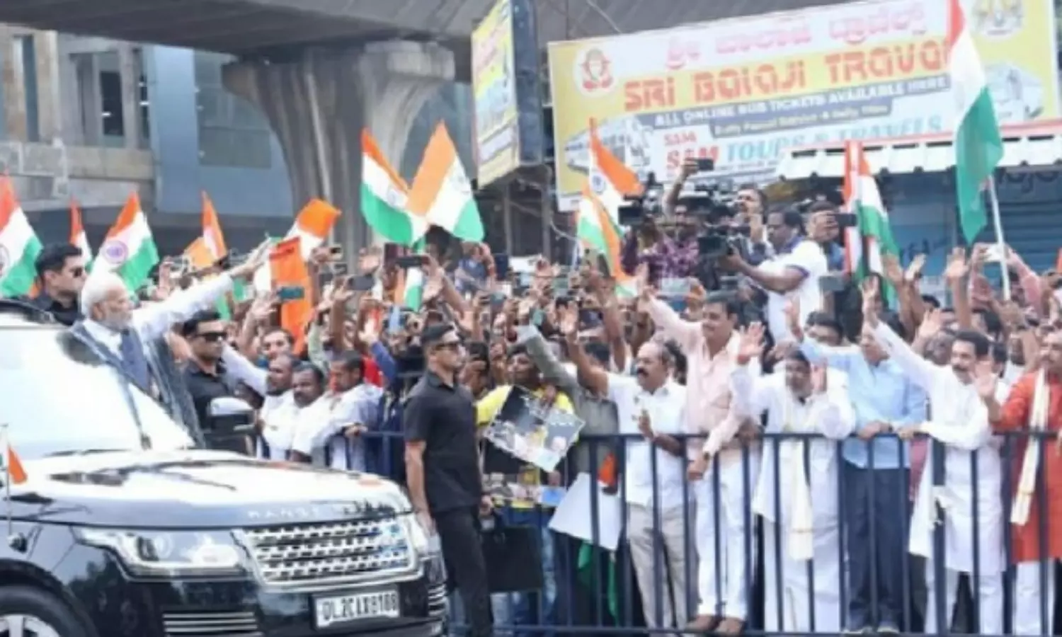 B’luru visit: K’taka BJP leaders welcome PM Modi standing behind barricades; Congress call it slavery; pic viral
