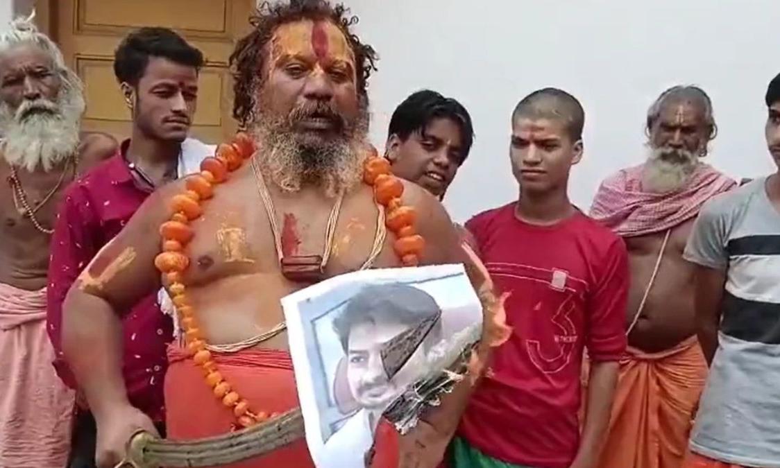 Seer symbolically beheads Udhayanidhi, offers Rs 10cr for taking his head