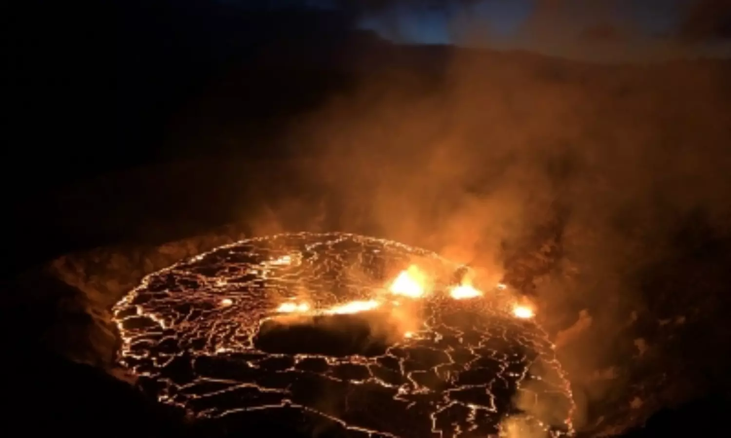 Hawaiis Kilauea volcano erupts, USGS issues warning