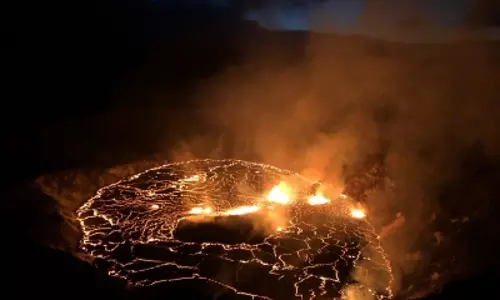 Hawaiis Kilauea volcano erupts, USGS issues warning