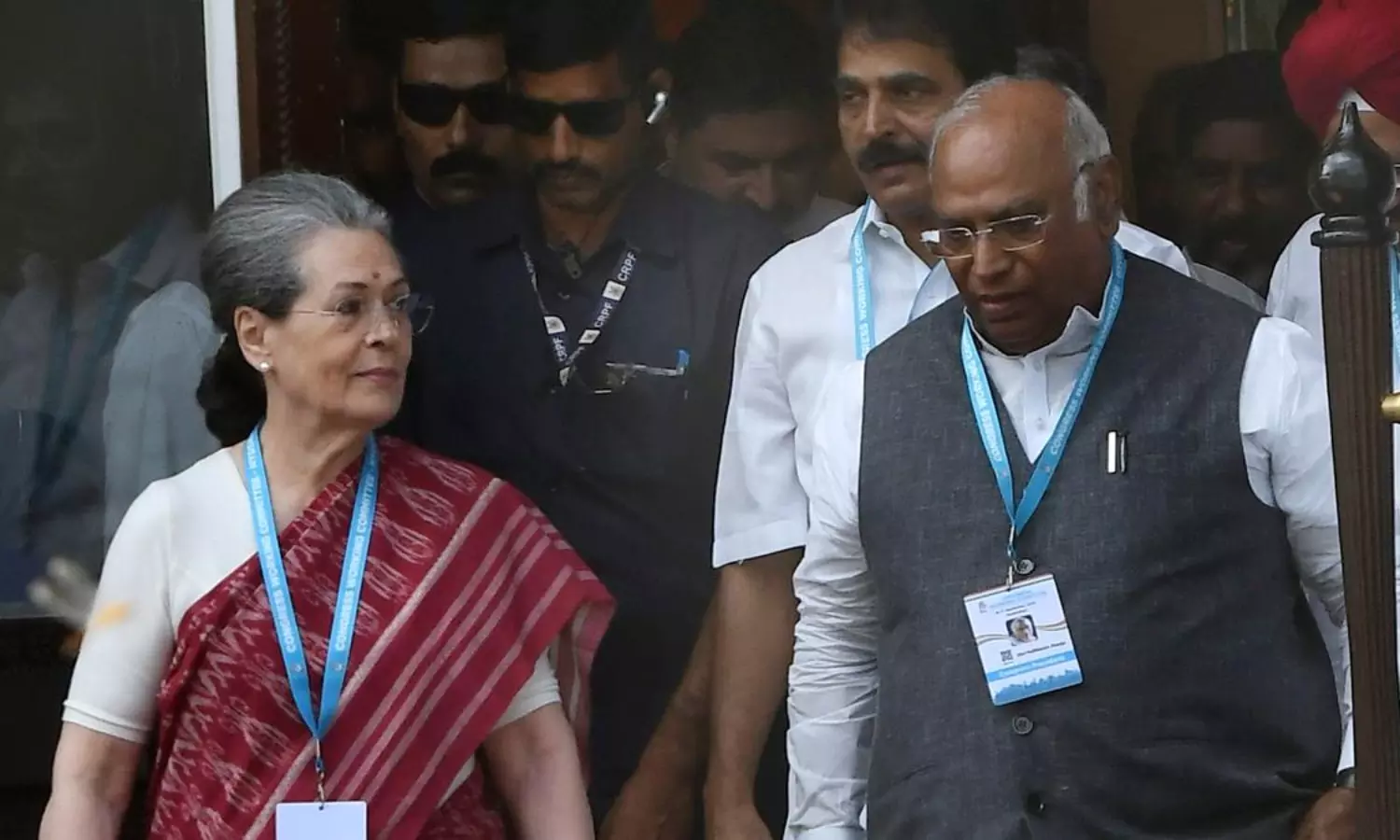 Sonia Gandhi tells party leaders to show restraint , stop infighting