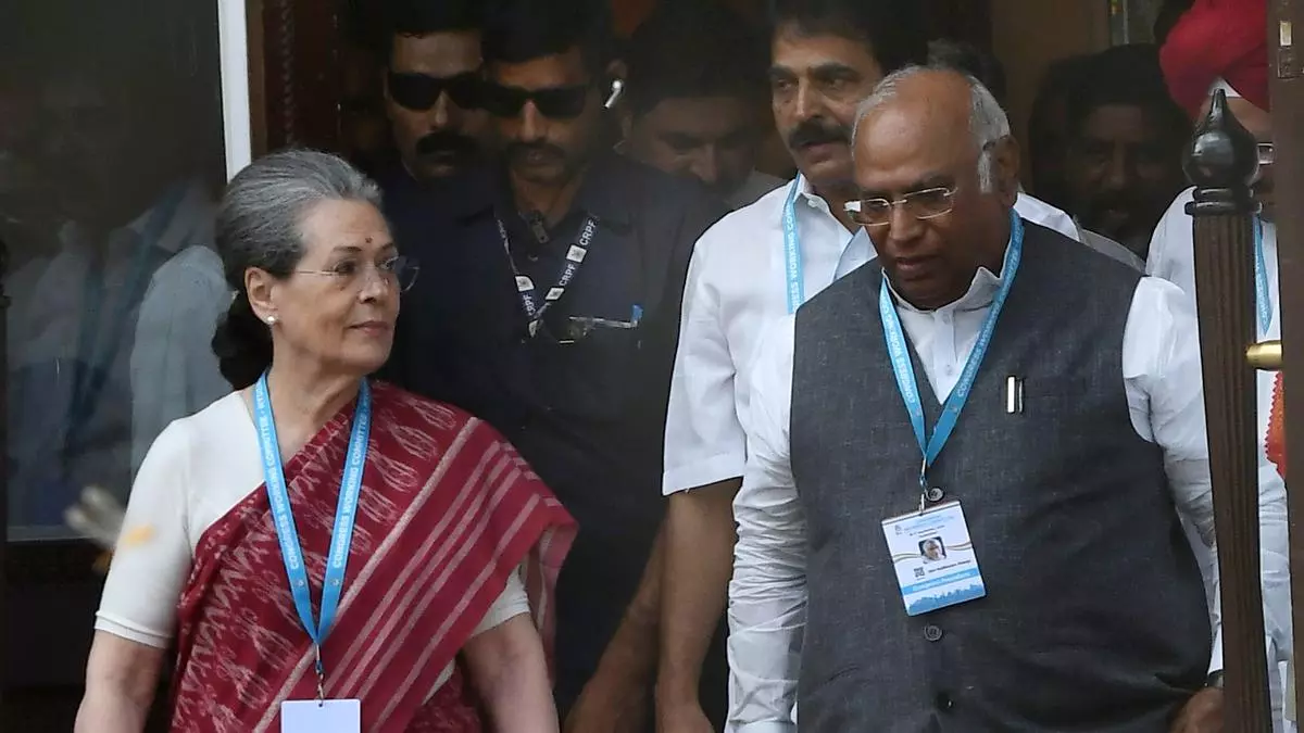 Sonia Gandhi tells party leaders to show restraint , stop infighting Sonia Gandhi tells party leaders to show restraint , stop infighting
