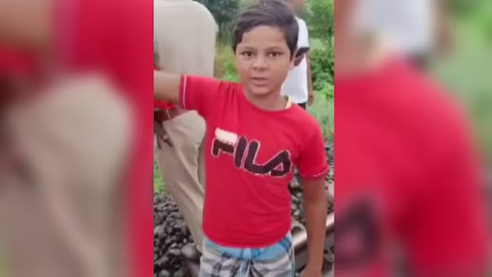 Bengal boy averts major train accident moments before, waving t-shirt