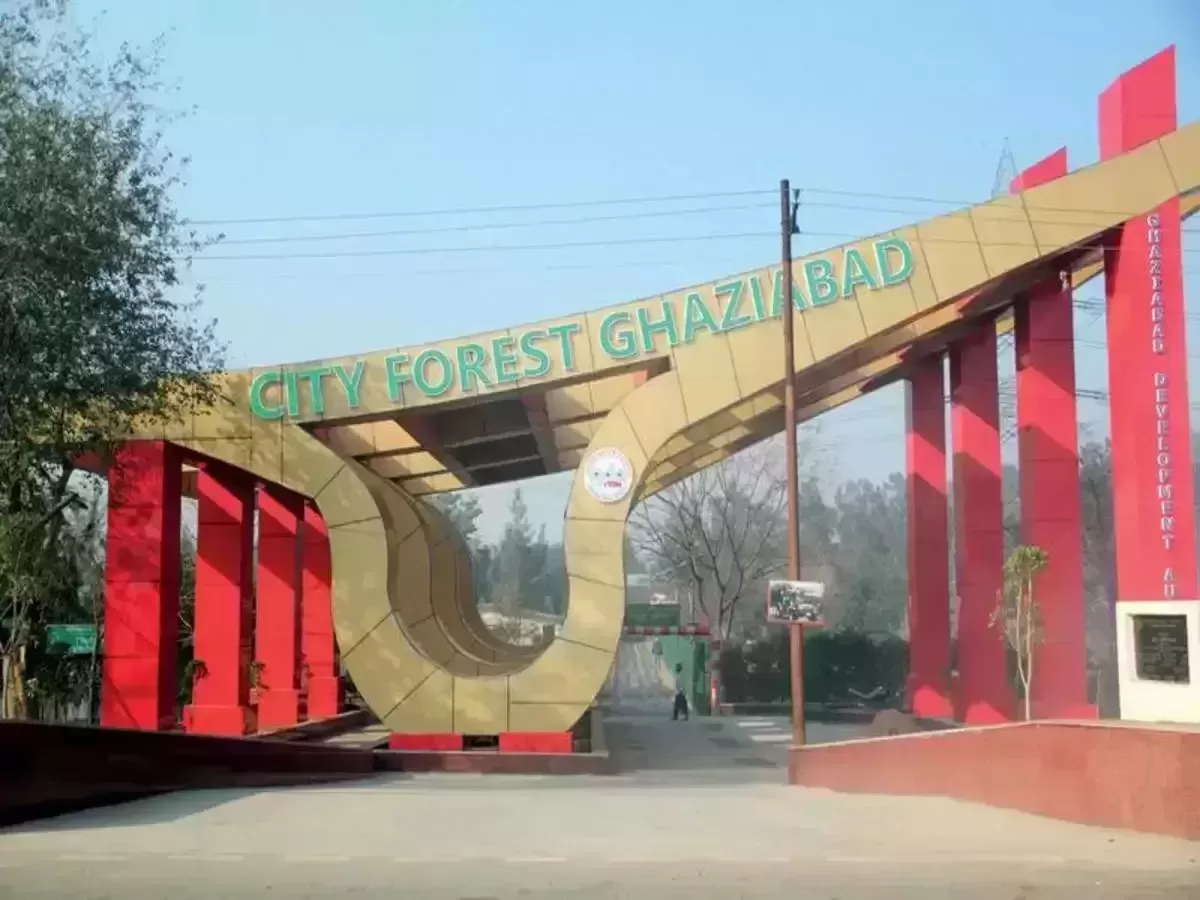UP policeman sexually harasses woman in Ghaziabad Park, takes money