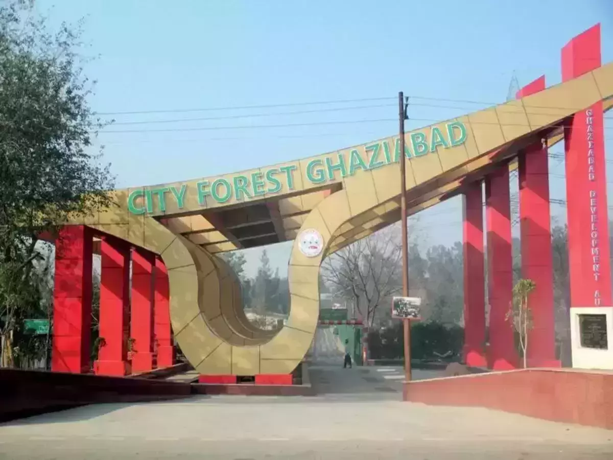 UP policeman sexually harasses woman in Ghaziabad Park, takes money