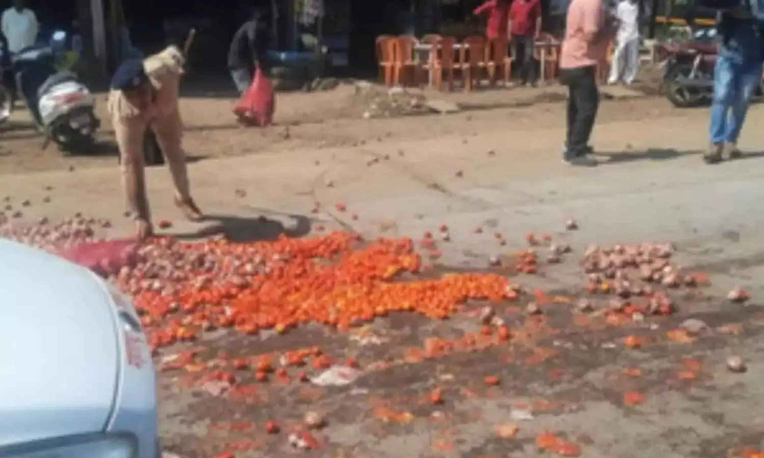 Angry farmers pelt onions, tomatoes at Ajit Pawars convoy in Maha