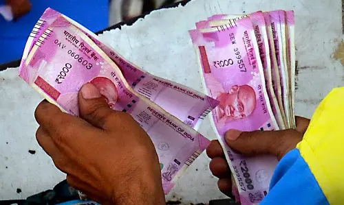 Rs 12,000 cr of Rs 2,000 notes in circulation yet to return: RBI Governor
