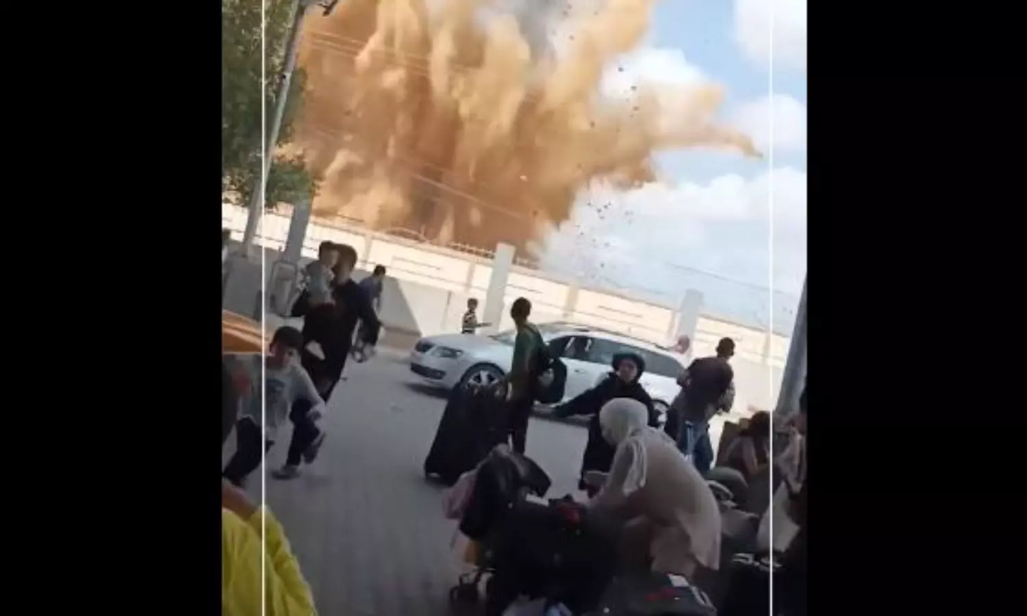 Chaos amidst humanitarian crisis at Rafah border as Israeli strikes force closure as Palestinians flee