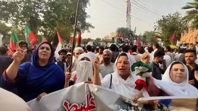 Over 50 PTI workers arrested for carrying party flags while demonstrating for Palestine