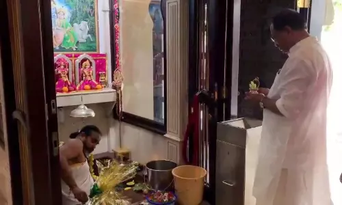 Minister V Muraleedharan visits well-known Shiva temple in Oman