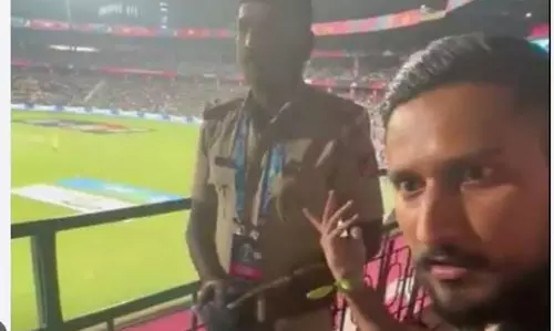 Cop tells Pak fan to stop chanting ‘Pakistan Zindabad’; netizens ask who else he should cheer for