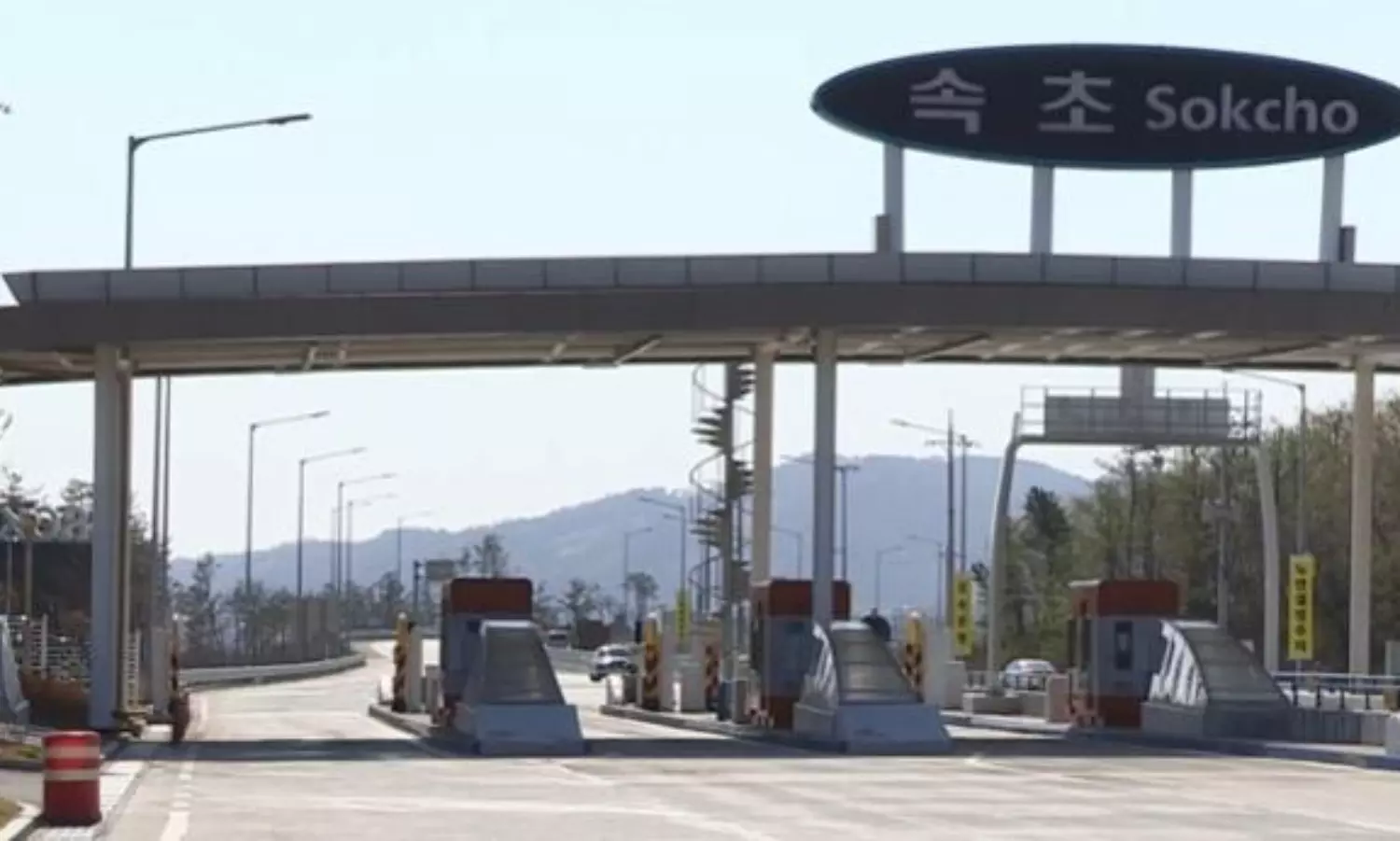 Four people from North Korea defect to S.Korea in a small boat