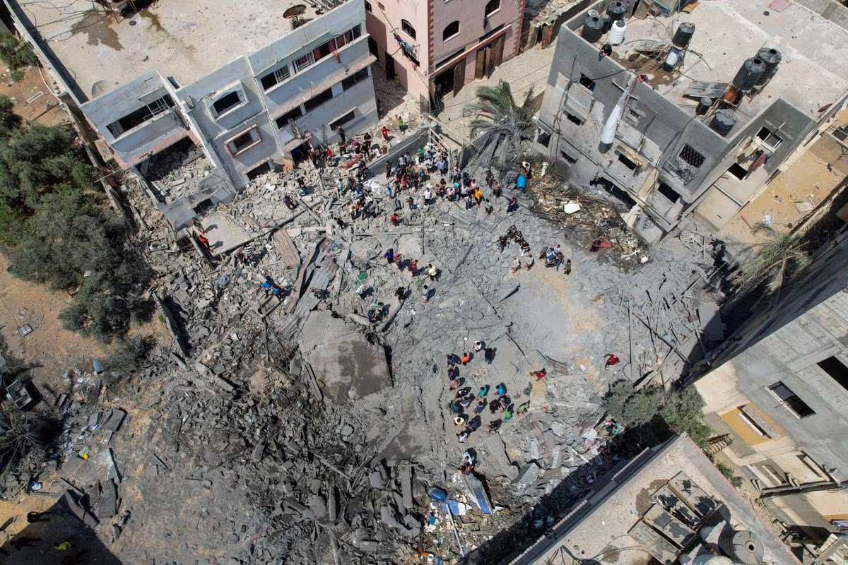 Israeli airstrikes near Al Quds Hospital in Gaza; death toll nears 8,000
