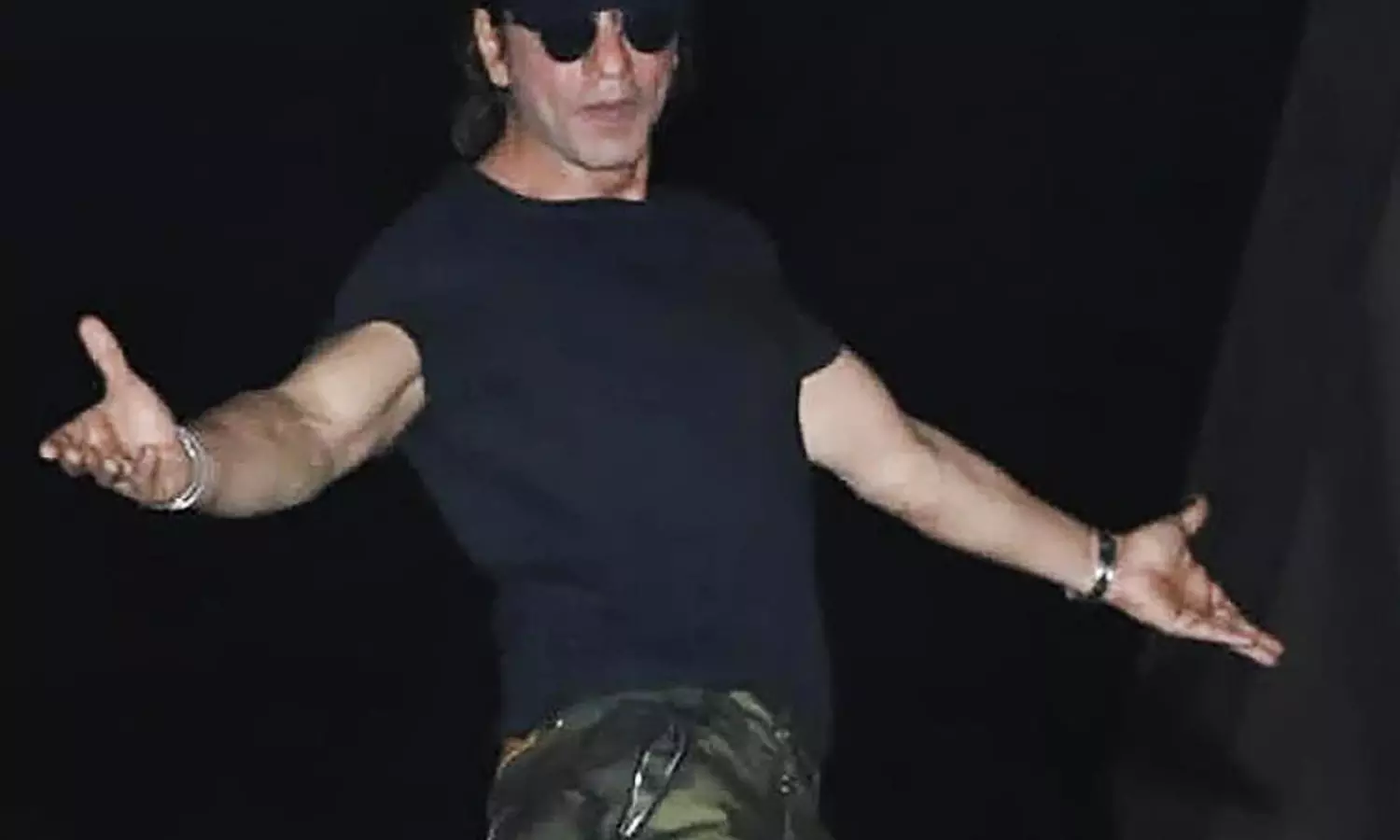 ‘I live in a dream of your love’: SRK to fans on birthday