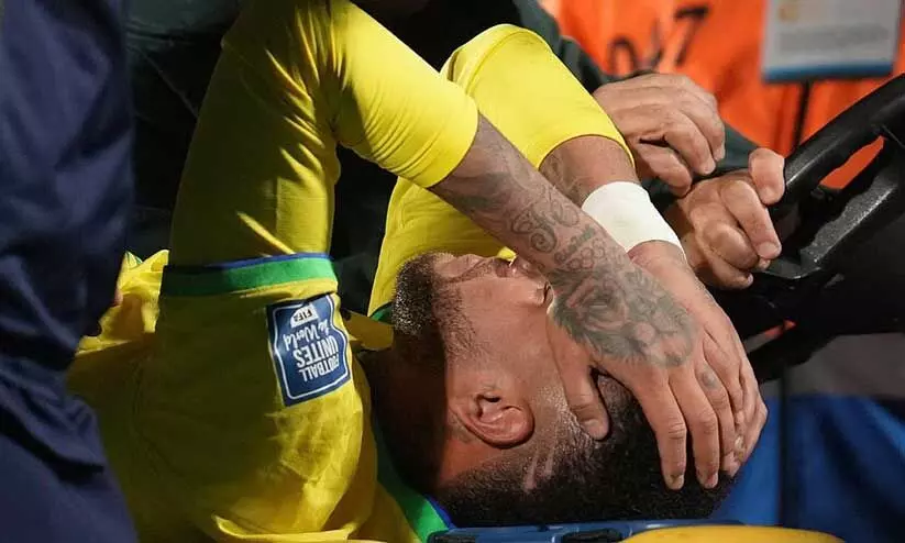 Neymar undergoes successful surgery on left knee after rupturing ACL, meniscus