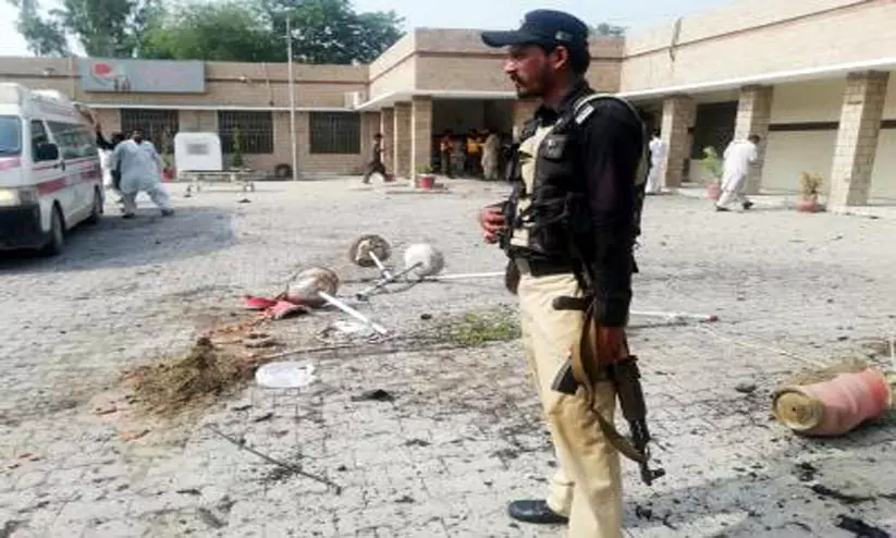 Bomb blast targeting police in Pakistan kills five, injures 21 Bomb blast targeting police in Pakistan kills five, injures 21