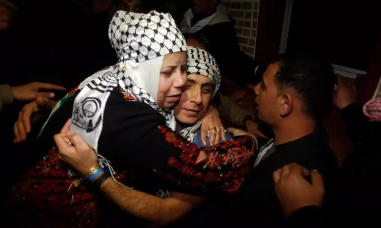 Emotional reunion for families as Palestinian prisoners return amid fragile ceasefire