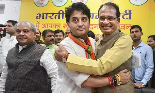 As BJP keeps ahead of others in MP, Scindia meets CM Chouhan