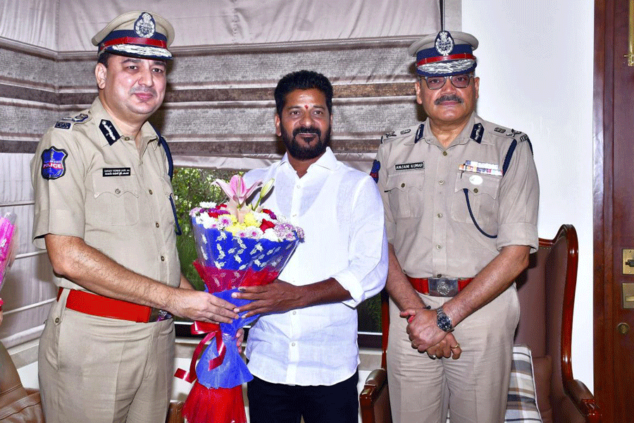 Telangana top cop suspended for meeting Congress chief during vote counting