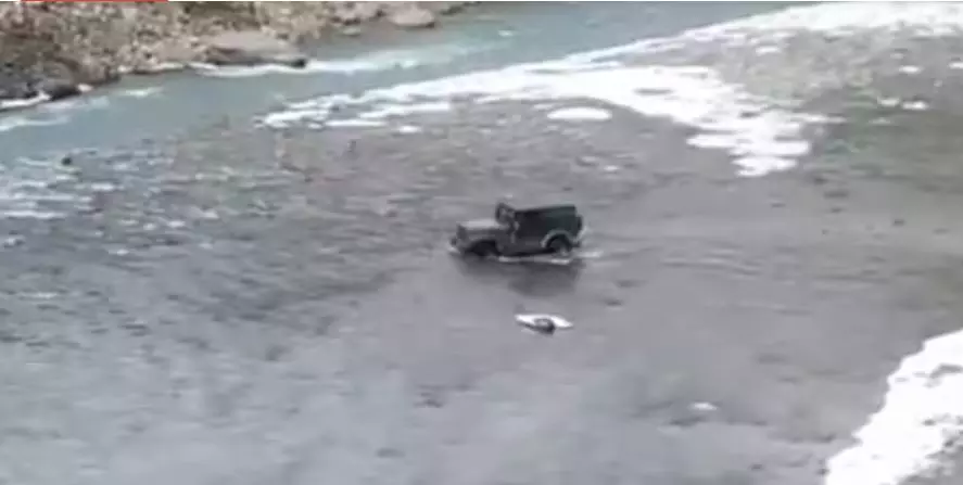 Tourist’s Thar drive through river to avoid Himachal road traffic costs him a challan Tourist’s Thar drive through river to avoid Himachal road traffic costs him a challan