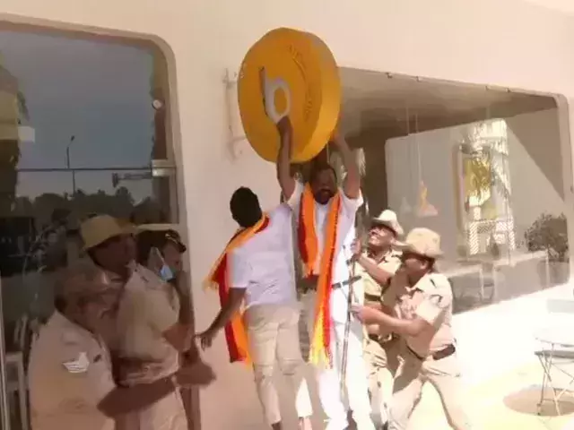 Pro-Kannada groups storm shops pulling down English language signboards