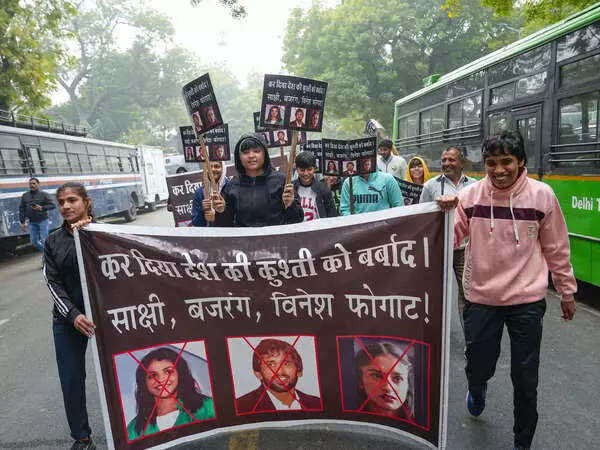 Junior grapplers come out in protest against Bajrang, Sakshi, Vinesh