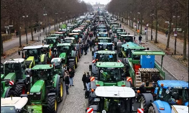 Diesel tax breaks: German farmers gather to protest, block highways