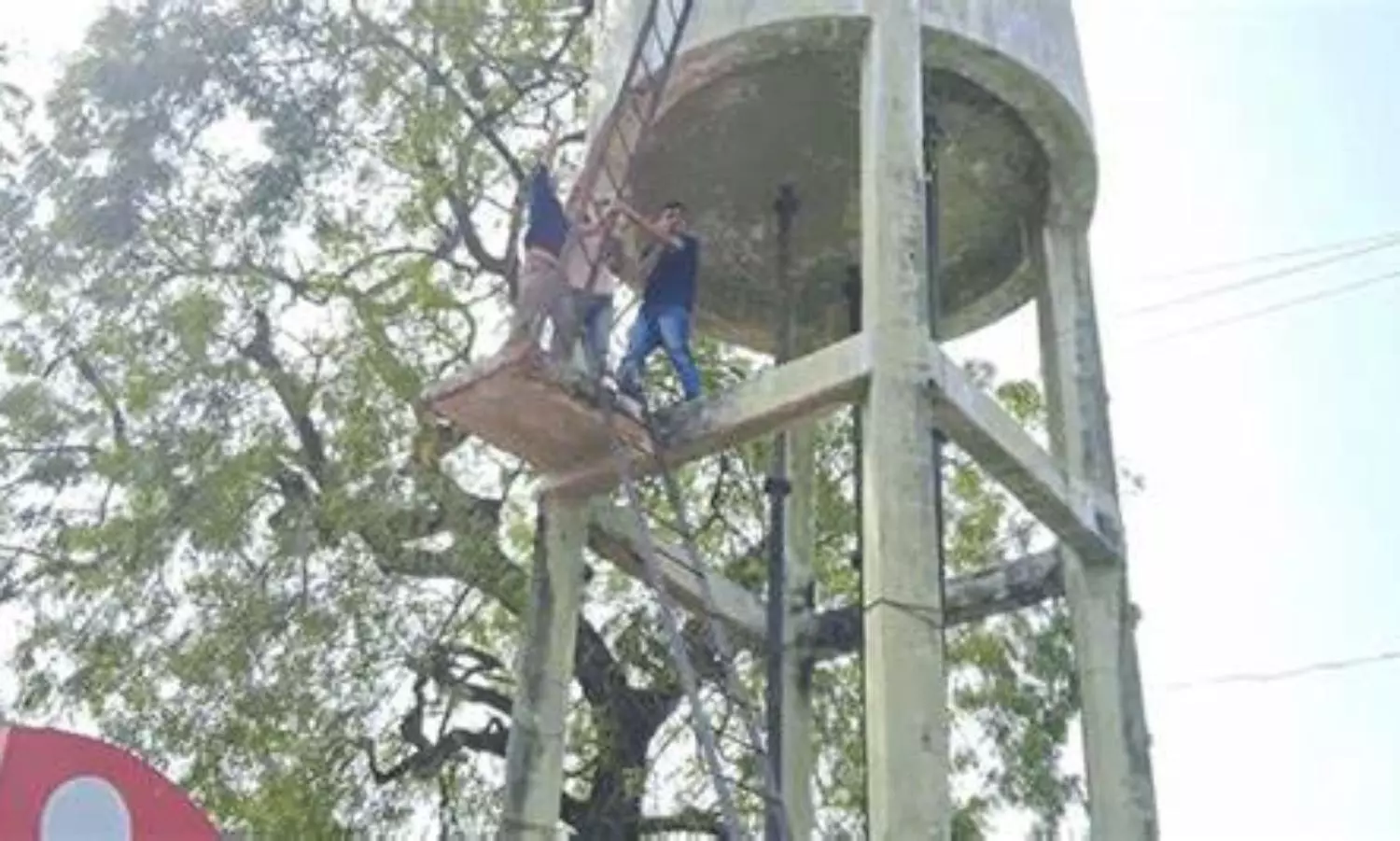Gujarat man threatens suicide from atop water tank, falls to death