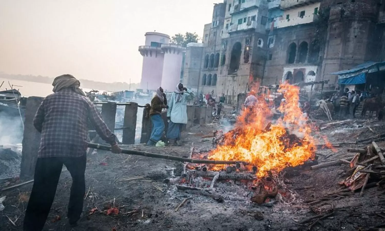 UP man offers on his dad’s pyre beedi, liquor, Banarasi paan